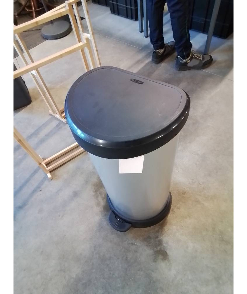 POUBELLE RESINE GRIS ET NOIR CURVER