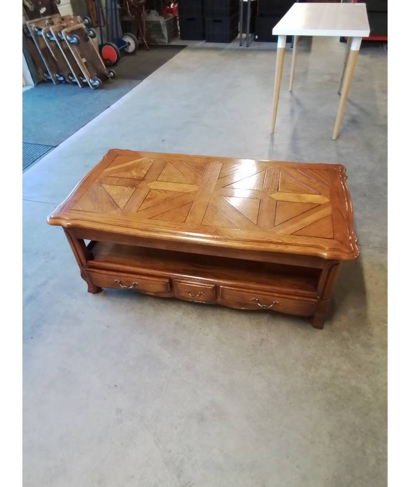 TABLE BASSE RECTANGULAIRE CHANTOURNÉ A TABLETTES 3 TIROIRS STYLE RÉGENCE 