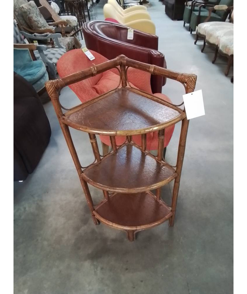ÉTAGÈRE D’ANGLE ROTIN ET VANNERIE ANNÉES 60