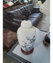 LAMPE CÉRAMIQUE ECRU ET BLEU AUX OISEAUX SOCLE BOIS 