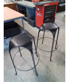 PAIRE DE TABOURETS DE BAR PIÈTEMENT FER FORGÉ ASSISE CUIR
