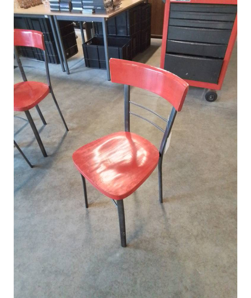 CHAISE PIÈTEMENT MÉTAL GRIS ASSISE ET DOSSIER BOIS ROUGE