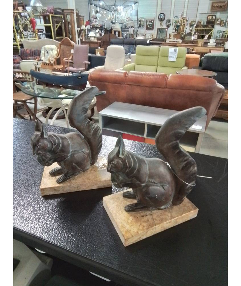 PAIRE DE SERRE LIVRES ÉCUREUILS RÉGULE SOCLE MARBRE ART DÉCO 