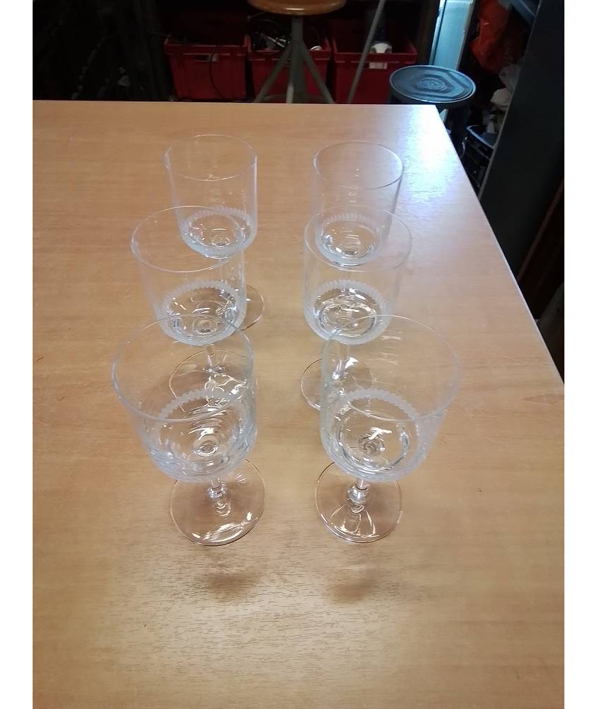 6 VERRES A PIED CRISTAL TAILLE