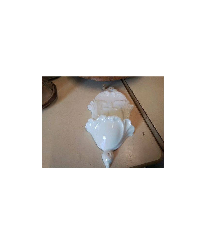 BÉNITIER EN PORCELAINE 