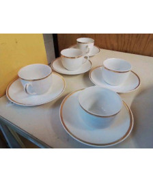 LOT DE 5 TASSES EN PORCELAINE AVEC SOUCOUPES 