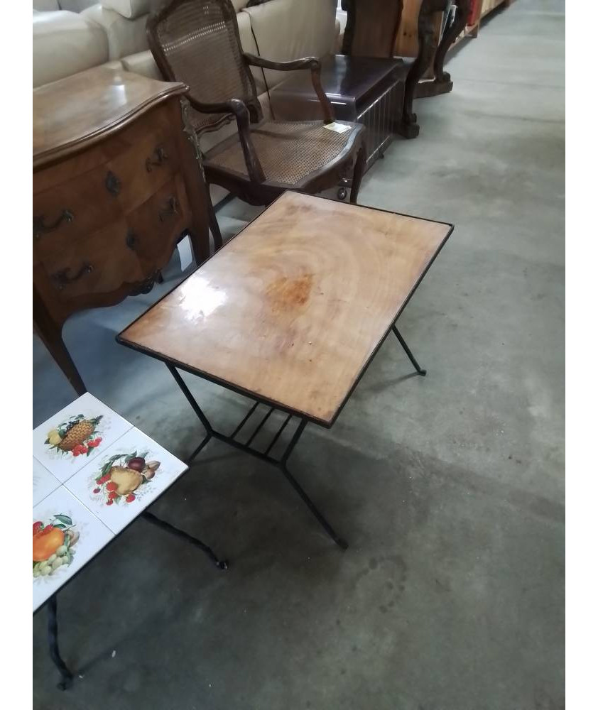 TABLE BASSE RECTANGULAIRE PIÈTEMENT FER FORGÉ NOIR PLATEAU BOIS CLAIR ANNÉES 50