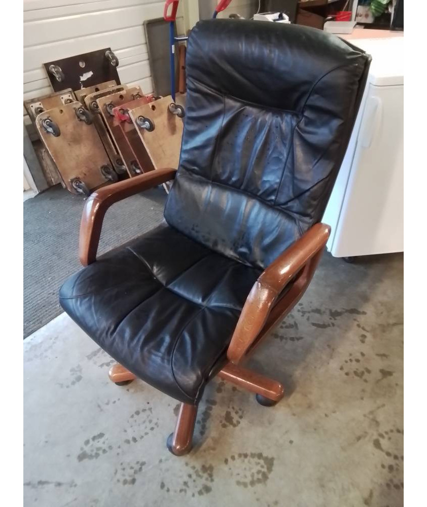 FAUTEUIL DE BUREAU A ROULETTES BOIS ET CUIR NOIR  EN L ETAT