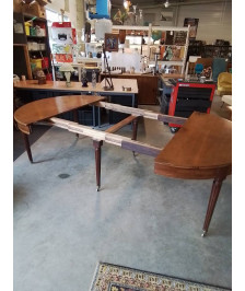 TABLE OVALE ACAJOU STYLE LOUIS XVI 145X130X74,5CM (S’OUVRANT A 134CM VENDUE SANS RALLONGE