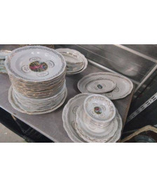 SERVICE DE TABLE PORCELAINE EN LETAT 