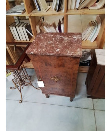 CHEVET BOIS MARQUETÉ DESSUS MARBRE ROUGE VEINÉ STYLE LOUIS XVI