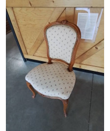 CHAISE BOIS CLAIR SCULPTÉ AUX FLEURS ASSISE ET DOSSIER CAPITONNÉ TISSU ECRU STYLE RÉGENCE 