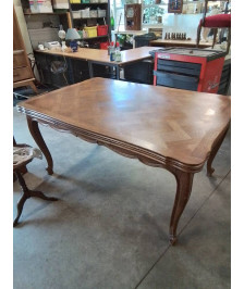 TABLE RECTANGULAIRE A RALLONGES BOIS CHANTOURNÉ PIEDS GALBES STYLE RÉGENCE 