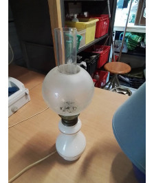 LAMPE A PETROLE ÉLECTRIFIÉE CÉRAMIQUE ECRU LISERÉ DORÉ BOULE VERRE