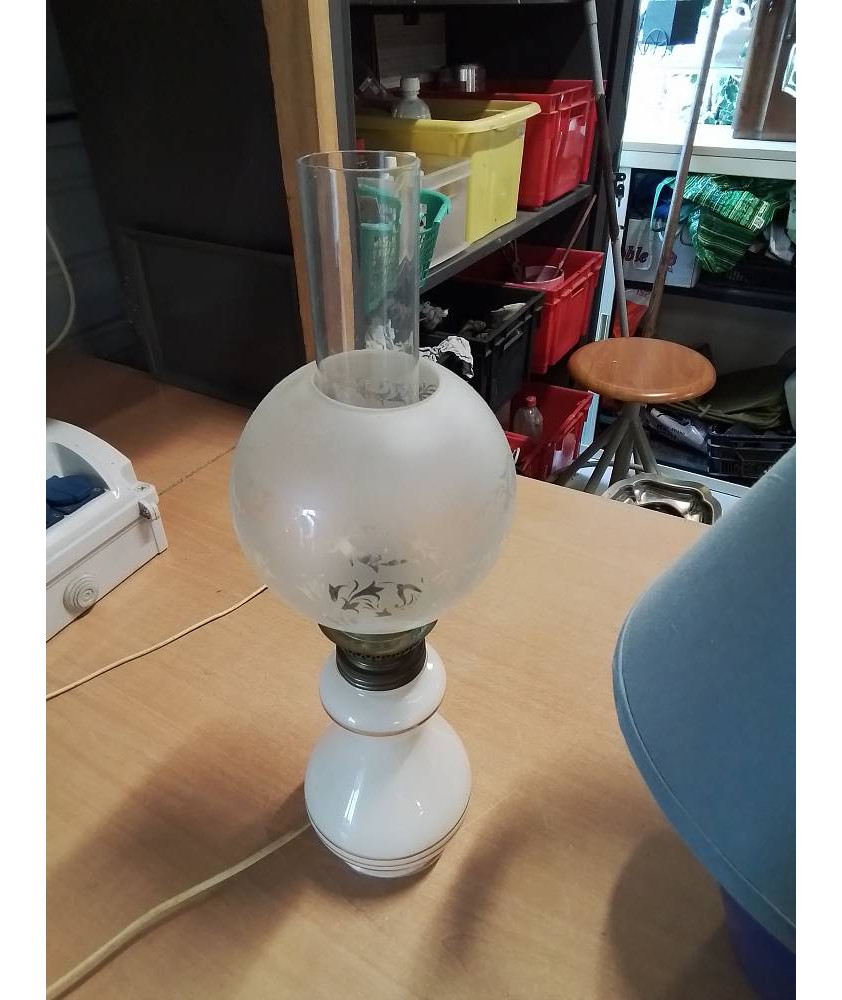LAMPE A PETROLE ÉLECTRIFIÉE CÉRAMIQUE ECRU LISERÉ DORÉ BOULE VERRE