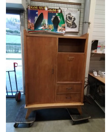 MEUBLE ANNÉES 50 BOIS CLAIR  PIEDS COMPAS1 PORTE 2 TIROIRS 1 ABATTANT 1 NICHE