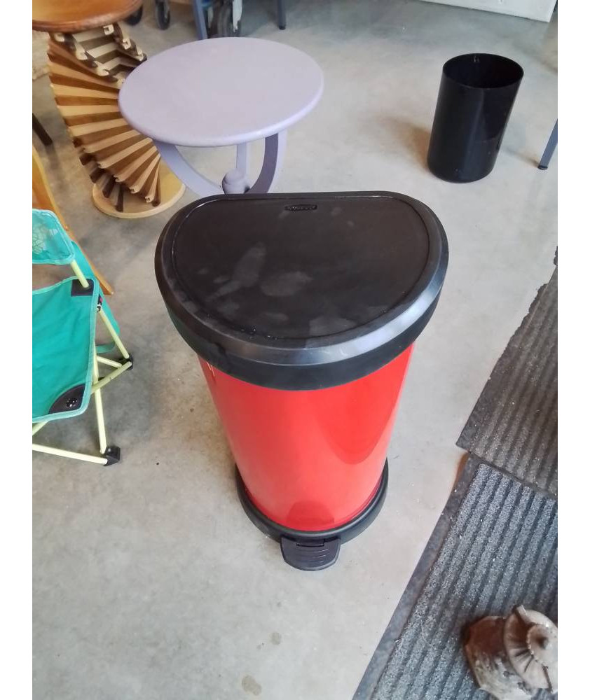 POUBELLE A PÉDALE RESINE ROUGE ET NOIR CURVER