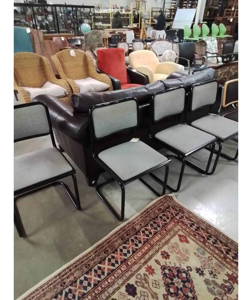 4 CHAISES PIÈTEMENT MÉTAL NOIR ASSISE ET DOSSIER CAPITONNÉ TISSU GRIS’