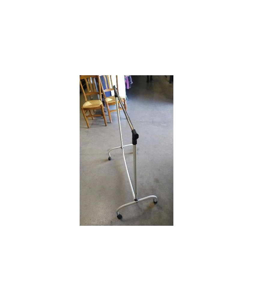 PORTANT VETEMENTS A ROULETTES 