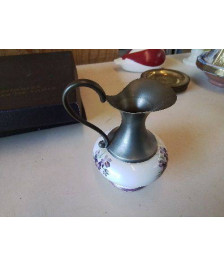 PETIT PICHET EN PORCELAINE ET ETAIN