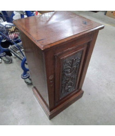 CHEVET HAUT SCULPTÉ 