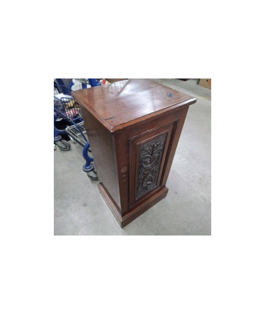 CHEVET HAUT SCULPTÉ 