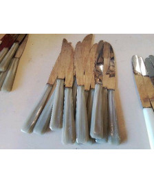 LOT DE 12 COUTEAUX EN RESINE 