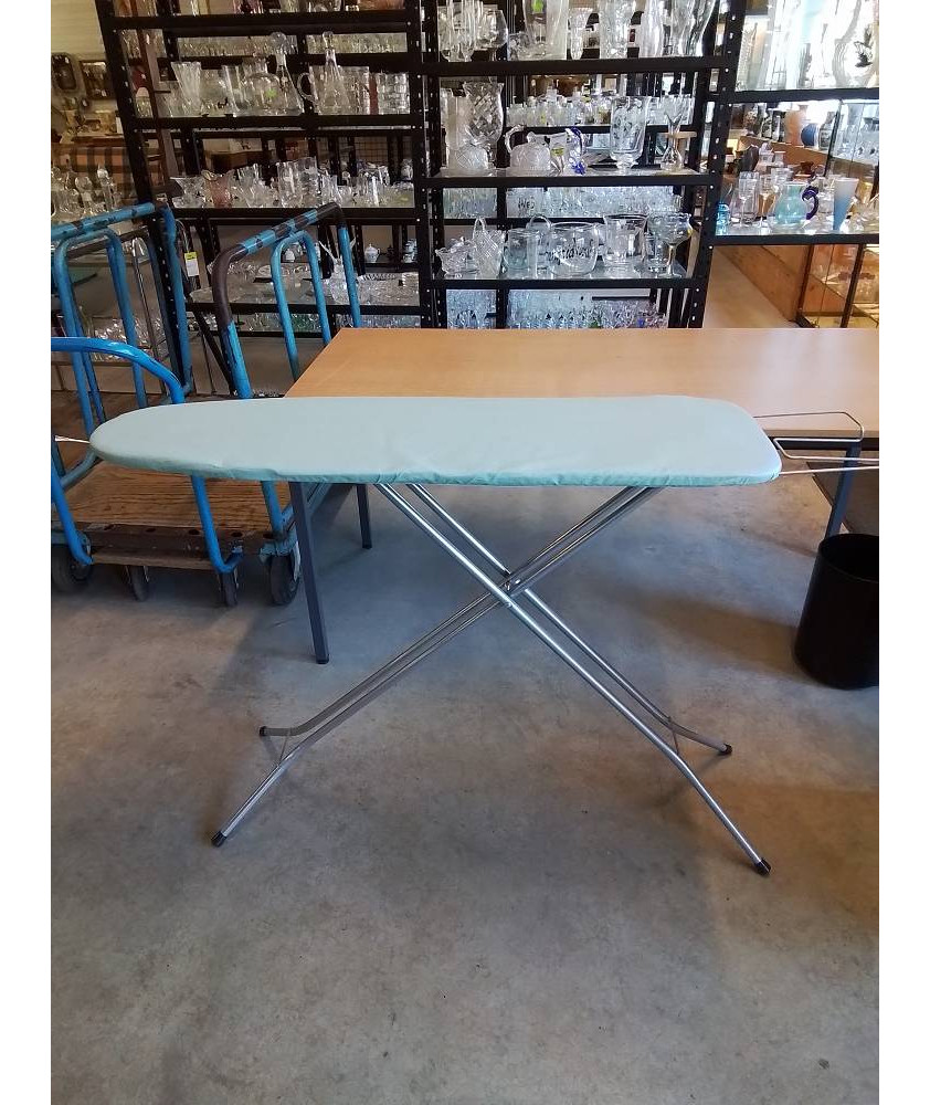 TABLE A REPASSER MÉTAL GRIS ET TISSU BLEU