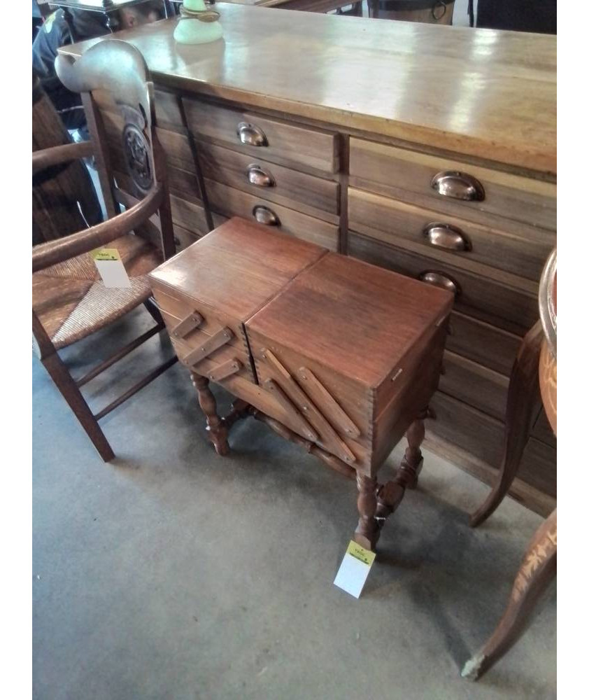 TRAVAILLEUSE BOIS CLAIR A COLONNES PIEDS BALUSTRE A ENTRETOISE STYLE RÉGENCE 