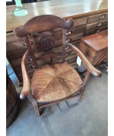 FAUTEUIL DE CHEMINÉE BOIS PAILLÉ DOSSIER SCULPTÉ AUX FLEURS XIXE