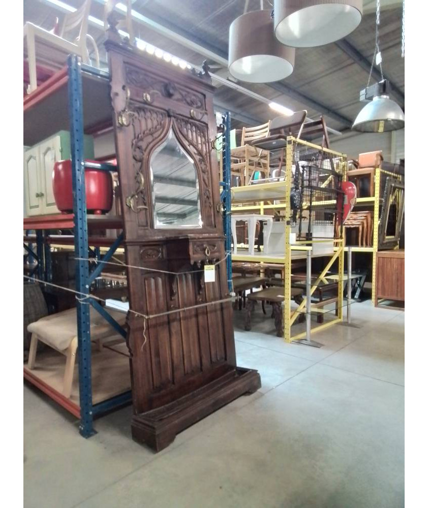 VESTIAIRE MURAL STYLE GOTHIQUE BOIS SCULPTÉ GARNITURES LAITON 