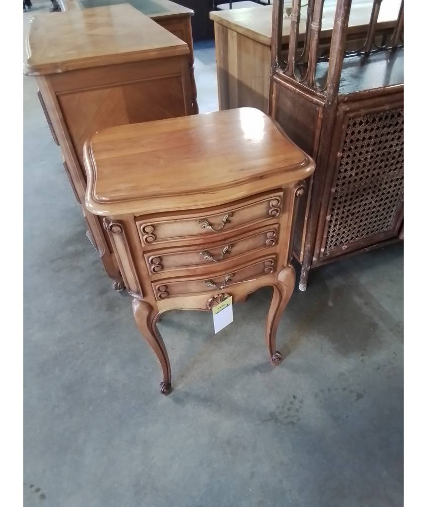 CHEVET BOIS CLAIR PLATEAU CHANTOURNÉ PIEDS GALBÉS 3 TIROIRS STYLE RÉGENCE 