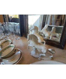 CHEVAL EN PORCELAINE 