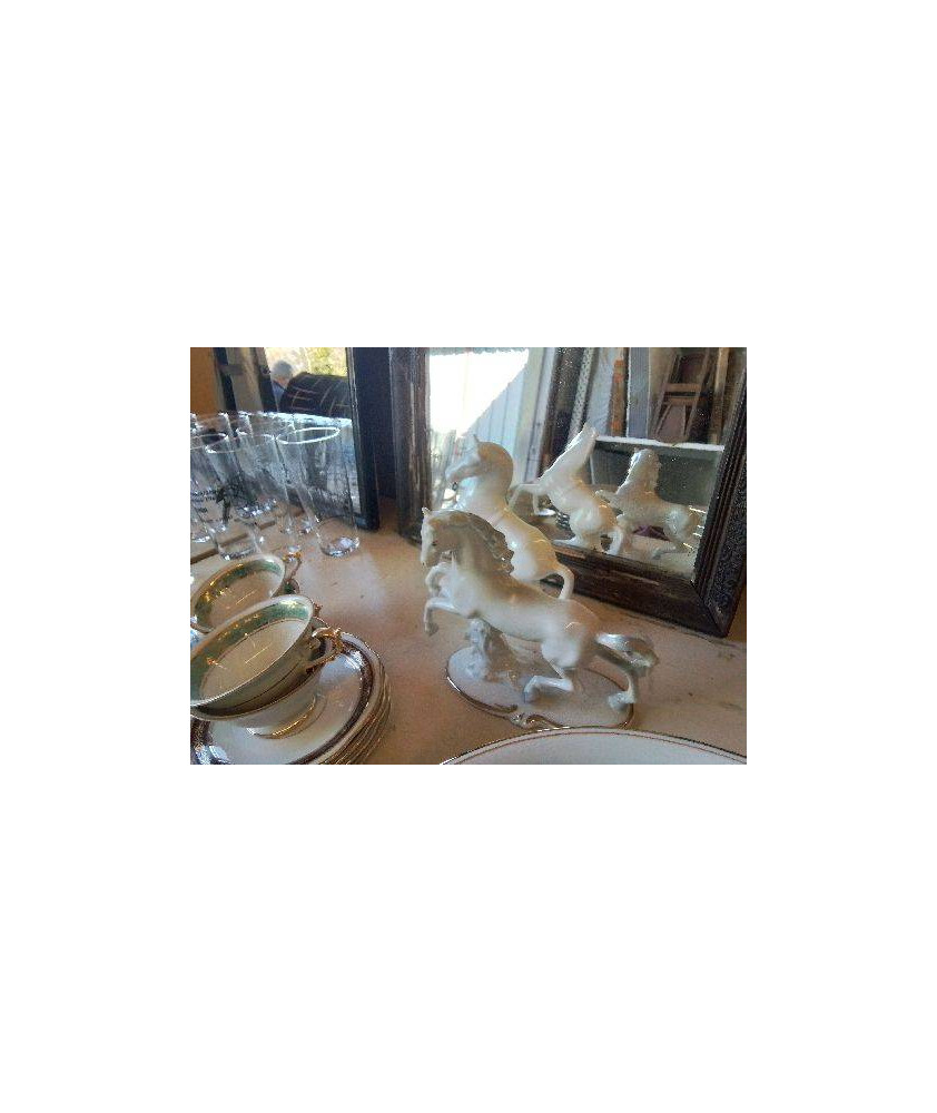 CHEVAL EN PORCELAINE 