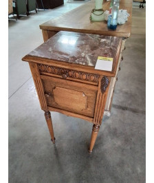 CHEVET BOIS CLAIR SCULPTÉ ET MOULURÉ DESSUS MARBRE ROUGE VEINÉ FIN XIXE