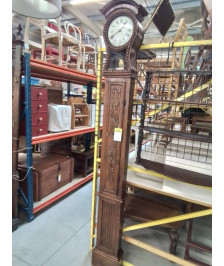 HORLOGE SAINT NICOLAS D’ALIERMONT LOUIS XVI SCULPTEE AUX OUTILS ARATOIRES ET FLEURS FIN XIIIE EN L\'