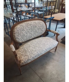 BANQUETTE BOIS SCULPTÉ ASSISE ET DOSSIER CAPITONNÉ TISSU BLANC ET BLEU STYLE LOUIS XVI FIN XIXE