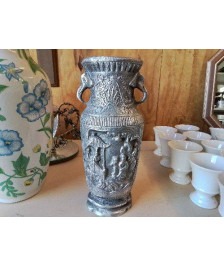 VASE EN METAL SCULPTÉ 