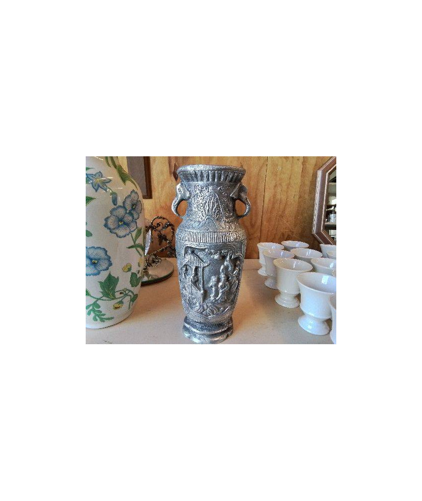 VASE EN METAL SCULPTÉ 