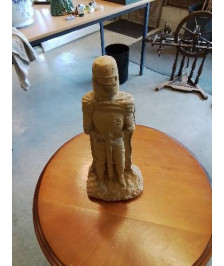 STATUETTE CHEVALIER DES TEMPLIERS PIERRE RECONSTITUÉ 28CM 