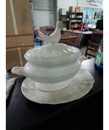 SOUPIÈRE ET SON DORMANT AU PIGEON CÉRAMIQUE BLANC 