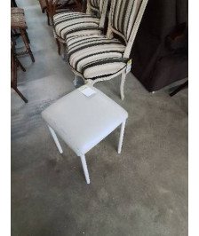 TABOURET CARRÉ PIÈTEMENT MÉTAL BLANC ASSISE PU TAUPE