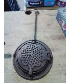 GAUFRIER ET SON SUPPORT FONTE ET FER FORGE XIXE