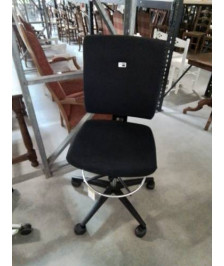 CHAISE D’ATELIER A ROULETTES MÉTAL CHROMÉ RESINE ET TISSU NOIR DOSSIER AJUSTABLE VIASIT