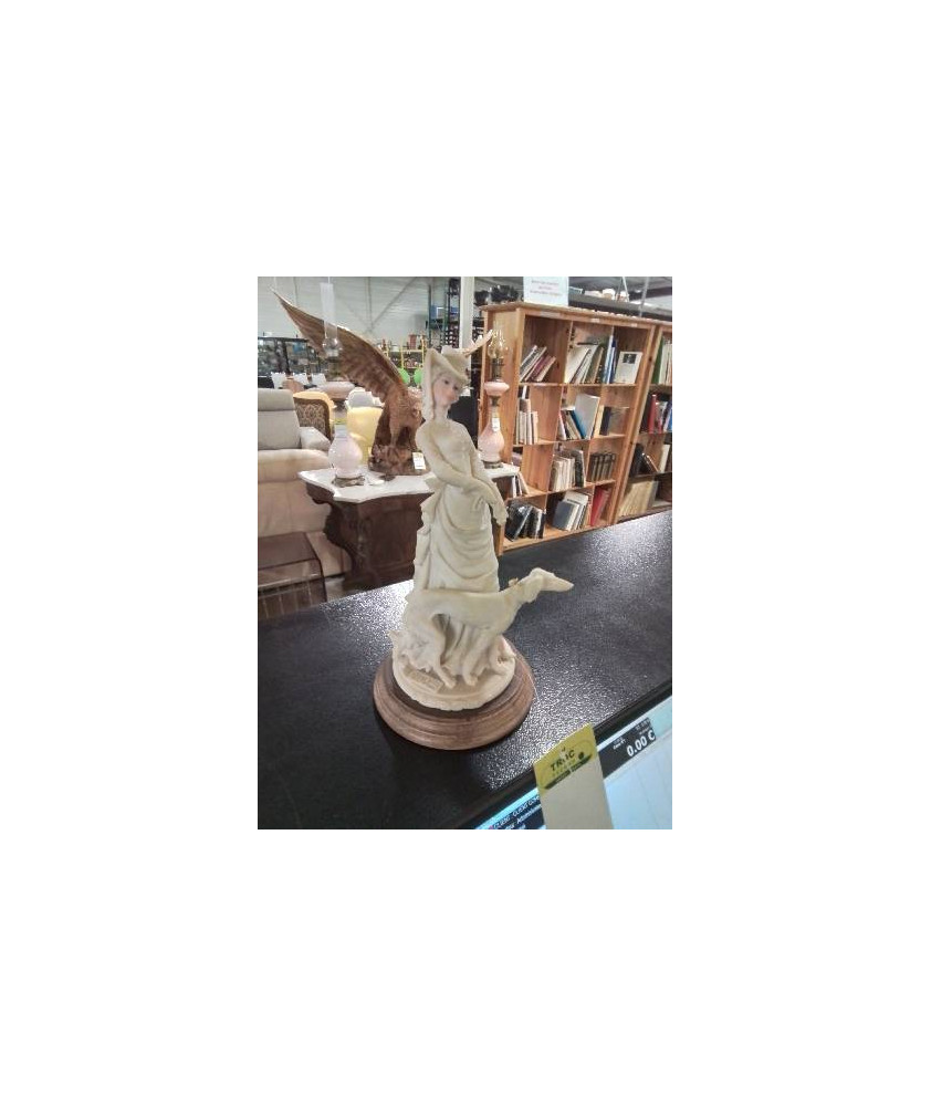 STATUETTE RESINE FEMME AU LEVRIER A BELCARI