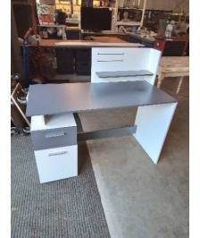 BUREAU RECTANGULAIRE BOIS GRIS ET BLANC 1 TABLETTE 1 TIROIR 1 PORTE