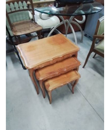 3 TABLES BASSES GIGOGNES BOIS CLAIR CHANTOURNÉ STYLE RÉGENCE 