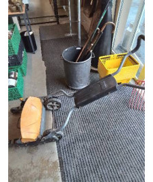 TONDEUSE MANUEL A GAZON FISKARS