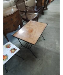 TABLE BASSE RECTANGULAIRE PIÈTEMENT FER FORGÉ NOIR PLATEAU BOIS CLAIR ANNÉES 50