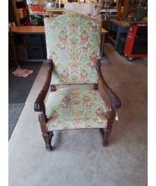 FAUTEUIL BOIS SCULPTÉ AUX FEUILLES D’ACANTHES ASSISE ET DOSSIER CAPITONNÉ TISSU VERT FLEURI FIN XIXE